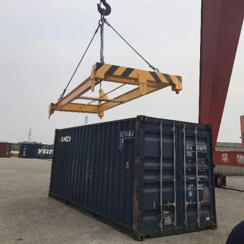 Lifting container spreader